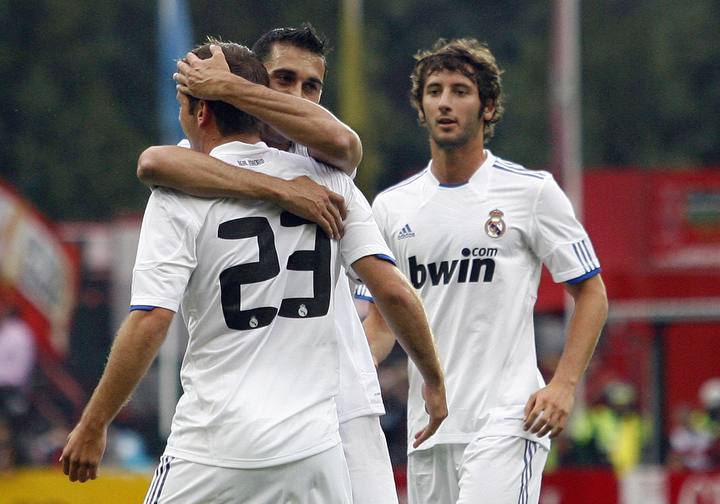 Van der Vaart celebra su gol en Lieja