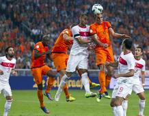 Van Persie cabecea el que fue el primer gol de Holanda a Turqu&iacute;a (2-0)