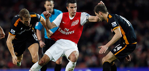 Van Persie, entre varios rivales del Wolverhampton.