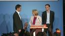 Ir al Video&nbsp;Varapalo electoral del partido de Angela Merkel (CDU) en Renania del Norte-Westfalia