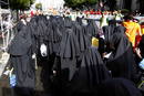 Varias monjas en la plaza de Cibeles de la capital donde esta tarde el papa Benedicto XVI presidir&aacute; el viacrucis