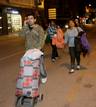 Varias personas circulan con sus pertenencias por la Gran V&iacute;a de Lorca en busca de refugio por miedo a las r&eacute;plicas