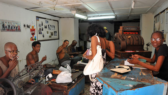 Varias personas trabajan en una zapater&iacute;a estatal