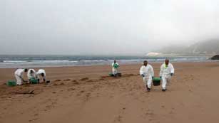 Ver v&iacute;deo  'Varias playas obligadas a cerrar por los vertidos en Asturias'