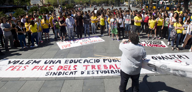 VARIOS CIENTOS DE ESTUDIANTES SE CONCENTRAN CONTRA LOS RECORTES EN BARCELONA