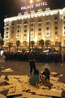 VARIOS CIENTOS DE FUNCIONARIOS PROTESTAN POR LOS RECORTES CERCA DEL CONGRESO