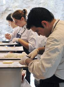 Varios cocineros trabajan en el restaurante de Ferran Adri&agrave;, El Bulli, d&iacute;as antes de su cierre