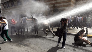 Ver vídeo  'Varios heridos en una protesta contra la eliminación de un parque en Estambul'