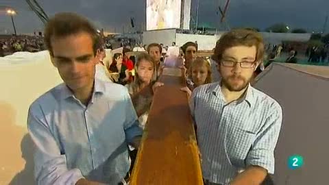 Ver v&iacute;deo  'Varios j&oacute;venes portan la cruz de la JMJ'