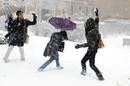 Varios j&oacute;venes se lanzan bolas de nieve en Alcal&aacute; de Henares