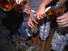 Varios jóvenes se sirven alcohol en un botellón