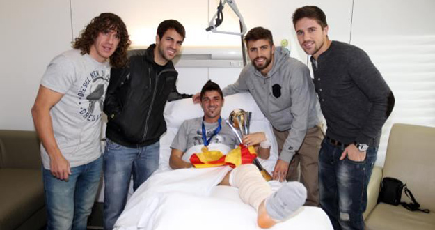 Varios jugadores se han acercado al hospital a ver a Villa y llevarle la copa del Mundial de Clubes. Varios jugadores se han acercado al hospital a ver a Villa y llevarle la copa del Mundial de Clubes.