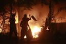 Varios manifestantes prenden fuego en el asalto a la embajada israel&iacute; en El Cairo