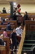 Varios operarios del Congreso colocan butacas en el hemiciclo para que los senadores asistan al debate de investidura.
