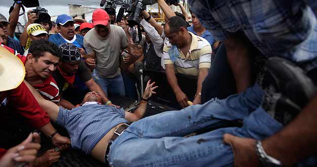 Varios seguidores de Zelaya han resultado heridos este jueves, uno con un disparo en la cabeza Varios seguidores de Zelaya han resultado heridos este jueves, uno con un disparo en la cabeza