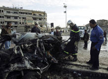 Varios vehículos y edificios han sido dañados por el estallido de un coche bomba en las cercanías de una comisaría y del Ministerio del Interior iraquí en Bagdad. Varios vehículos y edificios han sido dañados por el estallido de un coche bomba en las cercanías de una comisaría y del Ministerio del Interior iraquí en Bagdad.