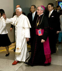 El papa Benedicto XVI junto al arzobispo Celestino Migliore, en la sede de la ONU. El papa Benedicto XVI junto al arzobispo Celestino Migliore, en la sede de la ONU.