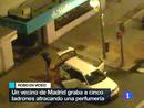 Ir al Video&nbsp;Un vecino de Madrid ha grabado a unos ladrones robando en una perfumer&iacute;a