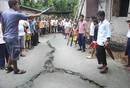 Vecinos de Calcuta (India) rodean una gran grieta que surgi&oacute; en el suelo tras el terremoto