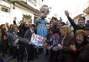 Los vecinos de la localidad valenciana de Manises, donde ha tocado &iacute;ntegramente el segundo premio del sorteo extraordinario de Navidad, el 53.404, celebran en la calle este premio, que ha sido muy repartido, especialmente entre afiliados y simpatizan