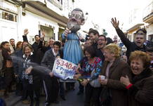 Los vecinos de la localidad valenciana de Manises, donde ha tocado &iacute;ntegramente el segundo premio del sorteo extraordinario de Navidad, el 53.404, celebran en la calle este premio, que ha sido muy repartido, especialmente entre afiliados y simpatizan
