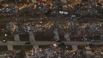 Ir al Video&nbsp;Los vecinos de Oklahoma regresan a sus casas destruidas