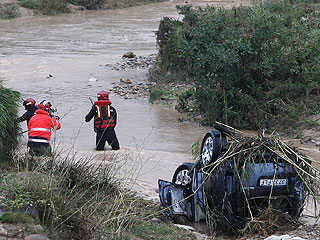 Ver v&iacute;deo  'Los vecinos de Onda despiden a la familia que muri&oacute; arrastrada por el agua'