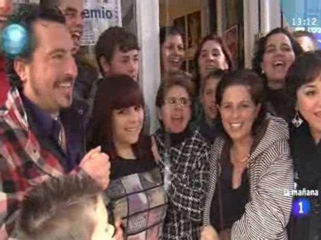 Los vecinos de V&eacute;lez de Benaudalla (Granada)  celebran su segundo premio