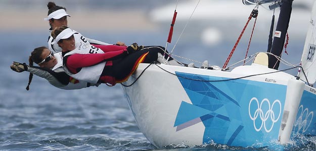 La tripulación española femenina de Match Raice formada por Tamara Echegoyen (d), Sofía Toro (i) y Angela Pumariega (c)