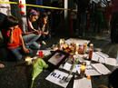 Velas, flores y notas de fans se acumulan en la estrella de Michael Jackson, personalidad de la radio y hom&oacute;nimo de la estrella del pop. La verdadera estrella de Jackson estaba tapada por una alfombra debido al estreno de una pel&iacute;cula.