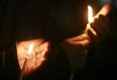 Velas en la memoria del joven griego abatido por las balas de un polic&iacute;a