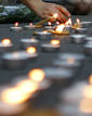 Una mujer enciende velas por las v&iacute;ctimas de la guerra ante la embajada rusa en Bucarest, Ruman&iacute;a