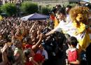 El vencedor del Tour de Francia, Carlos Sastre, saluda a los paisanos de El Barraco (&Aacute;vila).