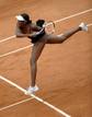 La tenista estadounidense Venus Williams devuelve la bola a la espa&ntilde;ola Arantxa Parra Santonja.