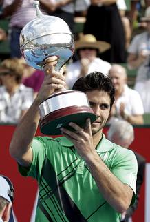 Fernando Verdasco alza el trofeo de campeón del Torneo de Exhibición de Kooyong en Melbourne. Fernando Verdasco alza el trofeo de campeón del Torneo de Exhibición de Kooyong en Melbourne.
