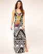Vestido largo con estampado azteca y flecos en la parte delantera de River Island (Asos 38,01 EUR)