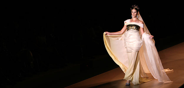 Vestido de novia de la colecci&oacute;n de Francis Montesinos en un desfile de la Cibeles Madrid Fashion Week.