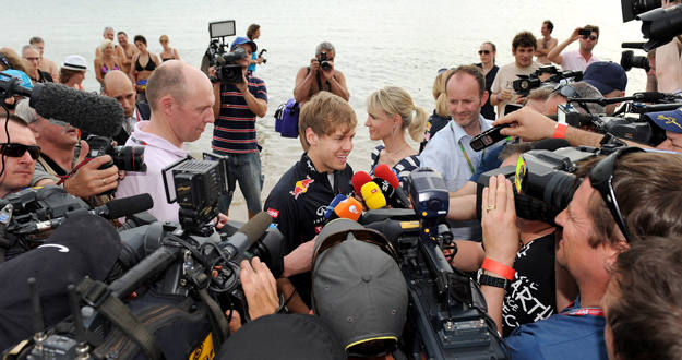 El vigente campeón del mundo, Sebastian Vettel, atiende a los medios de comunicación en la playa de St Kilda en Melbourne. El vigente campeón del mundo, Sebastian Vettel, atiende a los medios de comunicación en la playa de St Kilda en Melbourne.