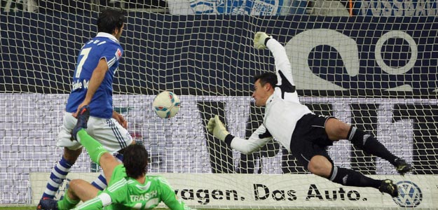 El delantero español del Schalke 04, Raúl González, marca gol ante el guardameta del VfL Wolfsburgo, Diego Benaglio El delantero español del Schalke 04, Raúl González, marca gol ante el guardameta del VfL Wolfsburgo, Diego Benaglio