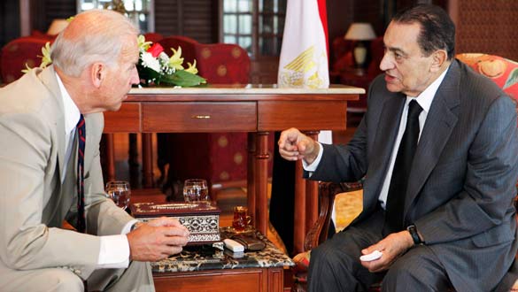 Biden charla con el presidente egipcio en el baneario de Sham El Sheikh.