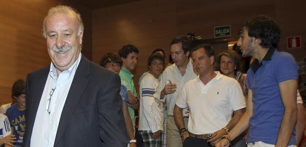 VICENTE DEL BOSQUE COMPARTE UNA TARDE CON LOS NIÑOS DEL CAMPUS VICENTE DEL BOSQUE COMPARTE UNA TARDE CON LOS NIÑOS DEL CAMPUS