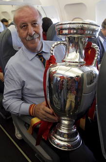Vicente Del Bosque posa con la copa