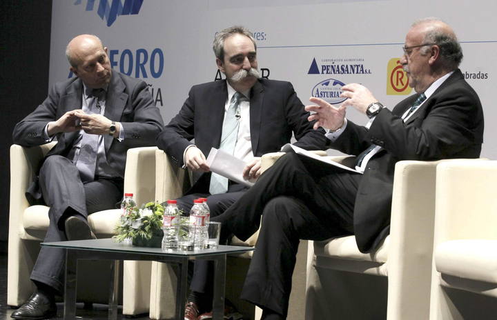 Vicente del Bosque (d), junto al ministro de Educaci&oacute;n, Cultura y Deporte, Jos&eacute; Ignacio Wert (i), en el XXI Foro Marca Espa&ntilde;a