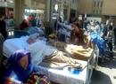 Las v&iacute;ctimas del terremoto reciben tratamiento m&eacute;dico en el hospital