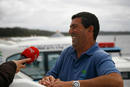 Victor Carneiro, instructor de Amieira Marina, nos da las &uacute;ltimas instrucciones antes de zarpar de la marina de Amieira