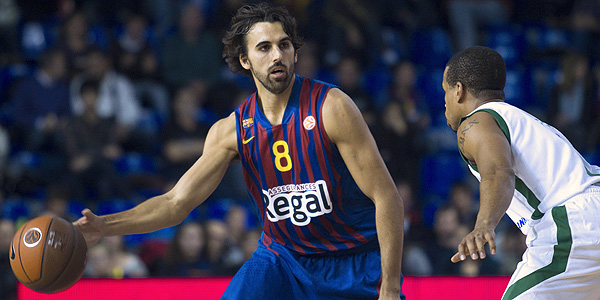 V&iacute;ctor Sada (i) controla el bal&oacute;n ante la oposici&oacute;n del estadounidense del Unics Kazan Lynn Greer.