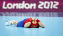 El jugador espa&ntilde;ol V&iacute;ctor Tom&aacute;s Gonz&aacute;lez abatido despu&eacute;s de perder el partido de cuartos de final de balonmano contra Francia.