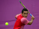 El tenista espa&ntilde;ol Nicolas Almagro gana al serbio ViktorTroicki y pasa a segunda ronda durante el torneo de tenis individual de Wimbledon, en los Juegos Ol&iacute;mpicos de Londres 2012.