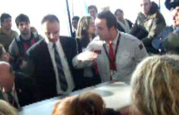 Ver v&iacute;deo  'Un videoaficionado graba un momento de caos vivido en Barajas'