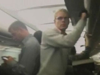 Ver v&iacute;deo  'Un videoaficionado graba la reacci&oacute;n de los pasajeros en el interior del avi&oacute;n al enterarse de la huelga'